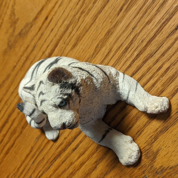 Tiger statue by Living Stone vintage collectable figurine blue eyes - Picture 2 of 5